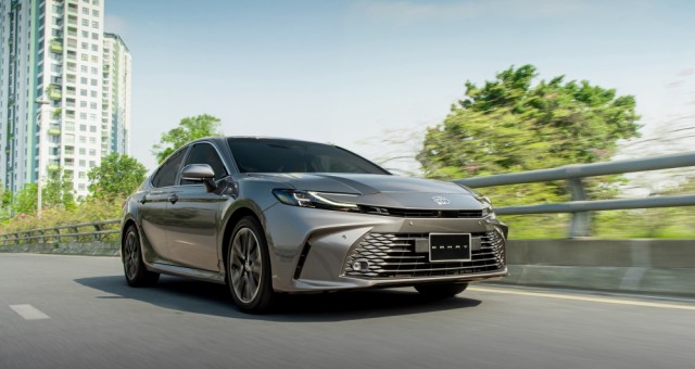 Toyota Camry Hybrid đổi tên phiên bản, giá khởi điểm giảm chỉ còn từ 1,32 tỷ đồng